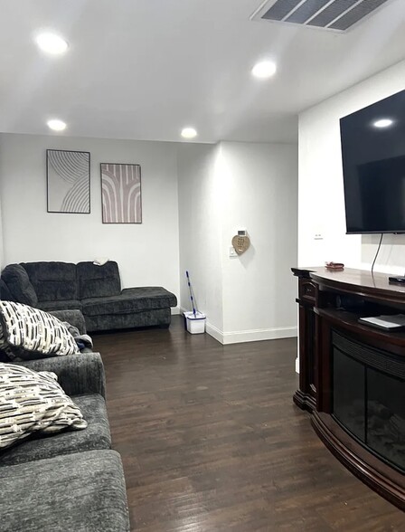 Building Photo - 1021 Claire Ave