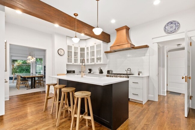 Building Photo - 6bd/3.25ba Seattle House