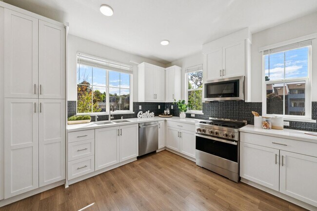 Building Photo - Modern 2021 Townhome | 3BD | EV Charger | Near Google & Downtown Mountain View