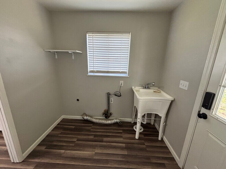 Building Photo - 23510 Rd 152