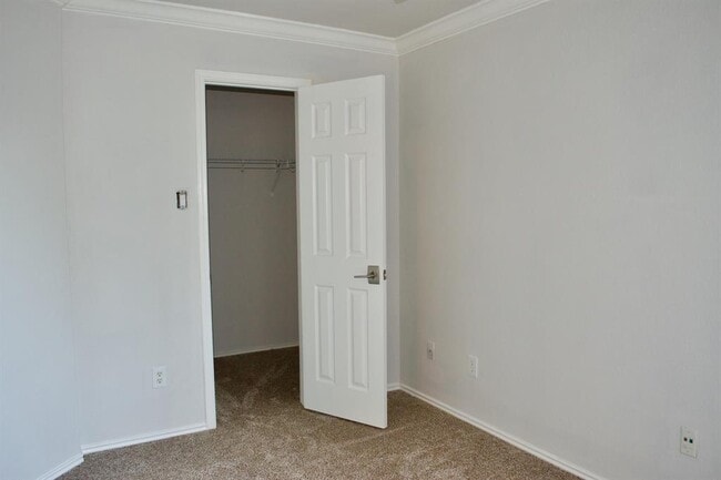 Building Photo - 1708 Darjeeling Dr