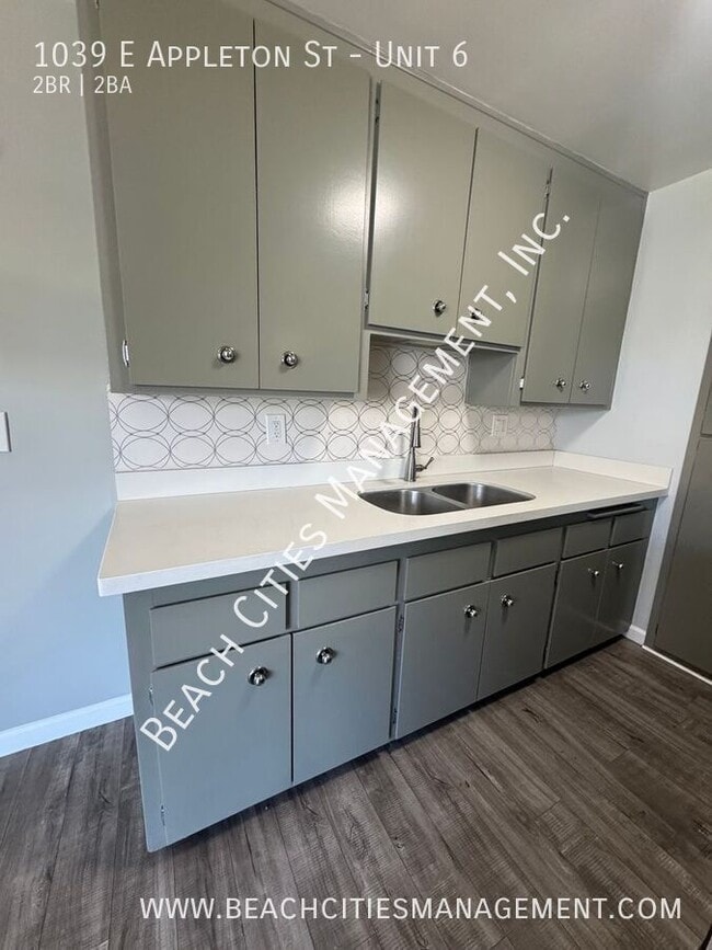 Building Photo - 1039 E Appleton St