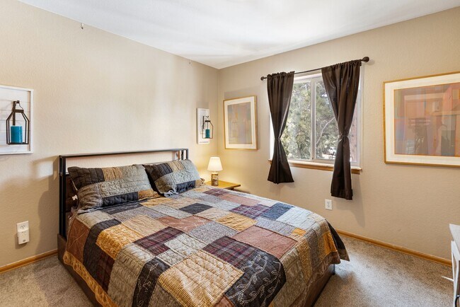 Building Photo - 3 Bed 2 Bath Fully Furnished in Woodland Park