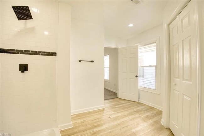 Building Photo - 910 Rugby St