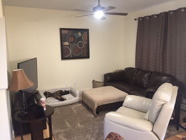 Building Photo - 2 Bedroom Home South Burlington Available 6/1