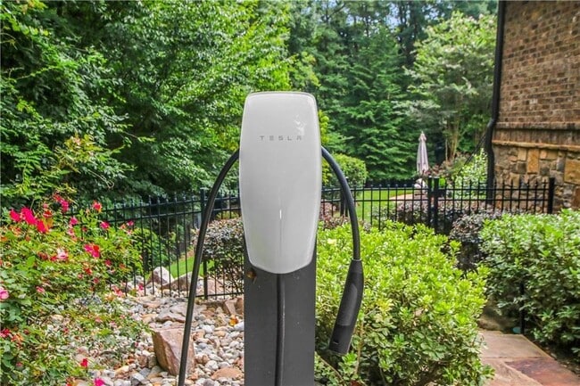 Building Photo - 5265 Peachtree Dunwoody Rd NE