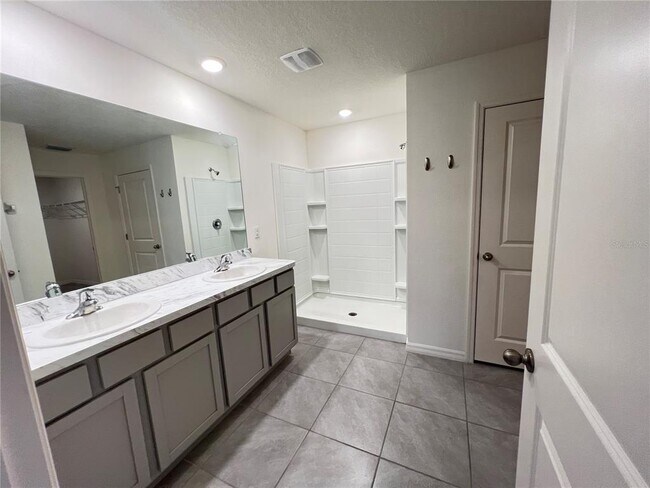 Building Photo - 586 W Twisted Oaks Dr