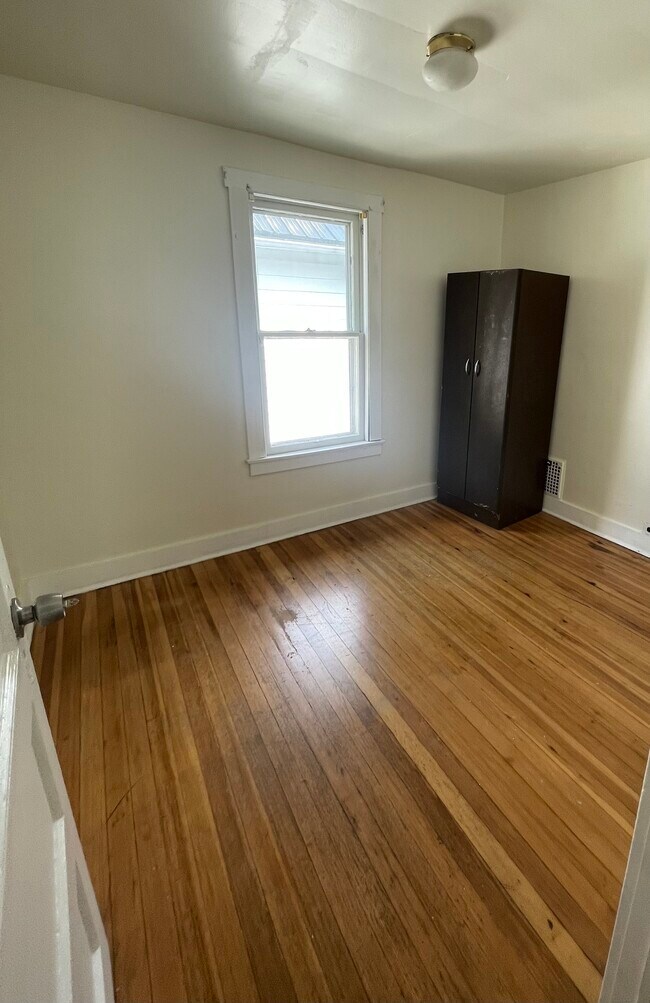 Building Photo - 109 Schubert St