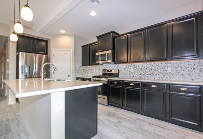 Building Photo - Four Bedroom Saddlewood Home
