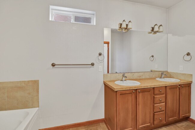 Building Photo - 3 Bed 2 Bath - Fairway Point - Pet per Approval - Fenced Backyard