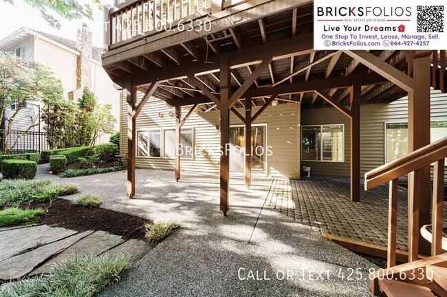 Building Photo - Elegant Lakeside Living Awaits in Issaquah...