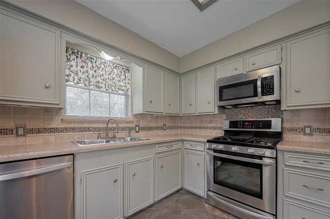 Building Photo - 2027 Briar Ridge Dr