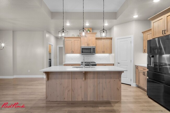 Building Photo - Beautiful and Modern 5 Bedroom Home in Cedar City!