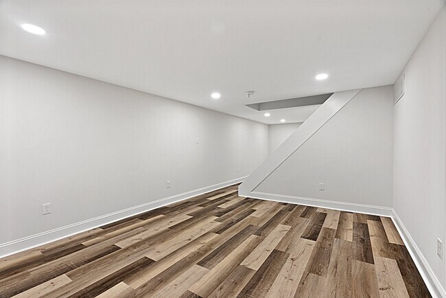 Building Photo - 409 Maiden Ln