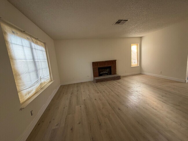 Building Photo - 4-BEDROOM HOUSE. REMODELED KITCHEN-NO HOA!