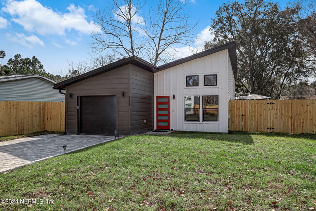 Primary Photo - 1037 Collier Blvd