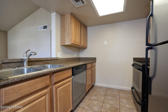 Kitchen w/new dishwasher and garbage disposal and fully stocked w/kitchenware - 101 S Players Club Dr