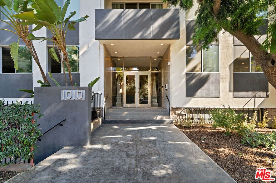 Entrance - 1010 N Kings Rd