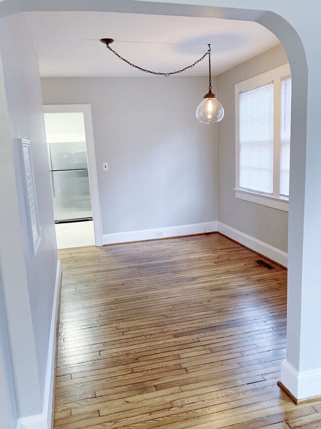 Building Photo - 3 Bedrooms 2 Bathrooms with fenced in back...
