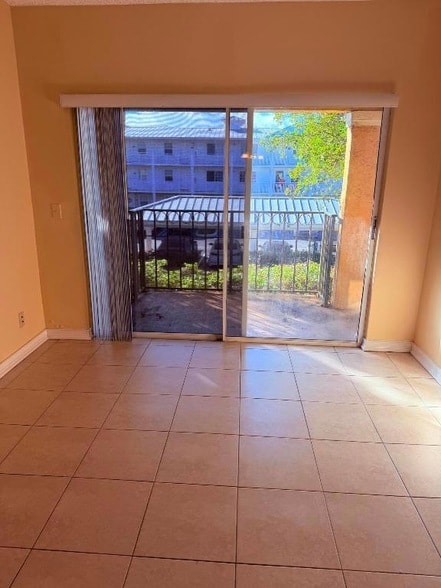 Building Photo - 1040 Lake Shore Dr