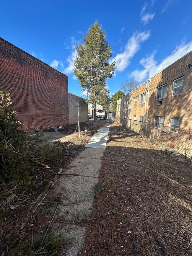 Building Photo - 1 bed/1 bath apartment available. 1st Floor