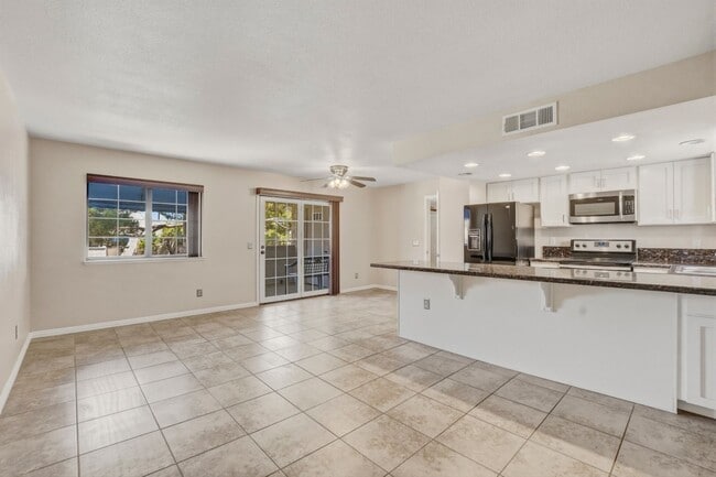 Building Photo - Upgraded 2 bedroom 2 bath upstairs condo