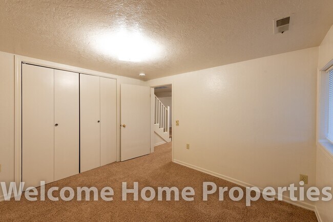 Building Photo - Beautiful Country Home on 1 Acre