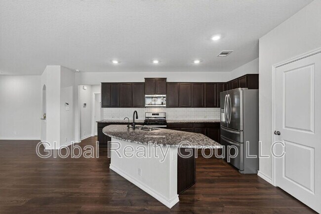 Building Photo - 515 Diamond Shls