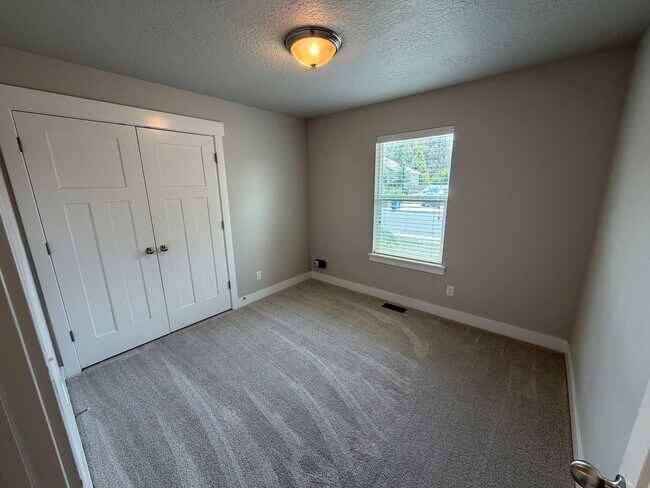 Building Photo - Spacious 6-Bedroom Home for Rent in Lehi