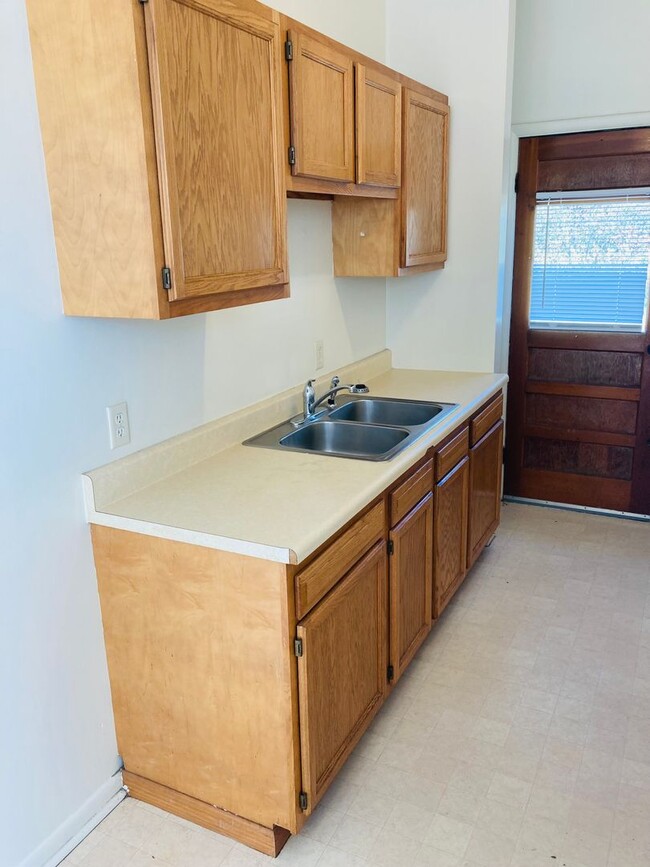 Building Photo - Cute and Cozy, Close to Fort Riley!