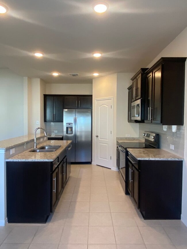 Building Photo - 4 BEDROOM, SHORT TERM LEASE AVAILABLE