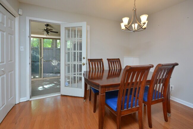 Building Photo - Charming Durham Townhome in Westgate Townes!