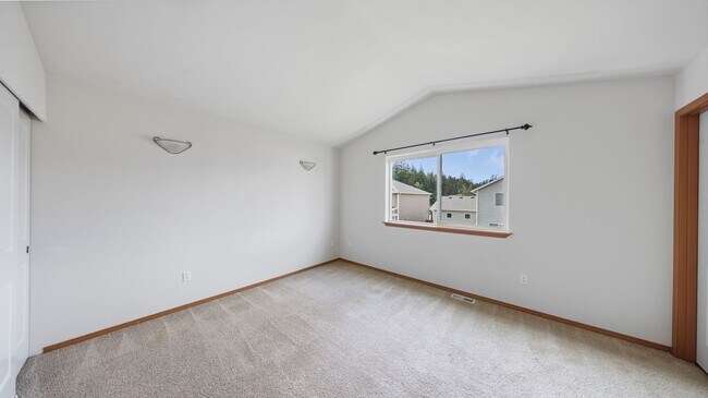 Building Photo - 3 Bed 2.5 Bath - 3 Car Garage - Groups -  ...