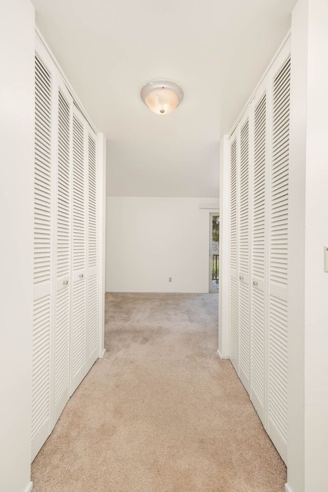 Building Photo - 1 Bedroom 1 Bath Condo in Kirkland! Lock in this great price before the New-Year!