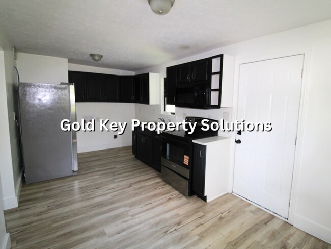 Building Photo - Nicely renovated 3 BR 1 BA House with Central Air (SECTION 8 APPROVED)