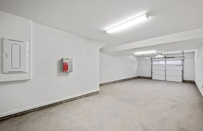 Building Photo - 125 Waters Park Cir