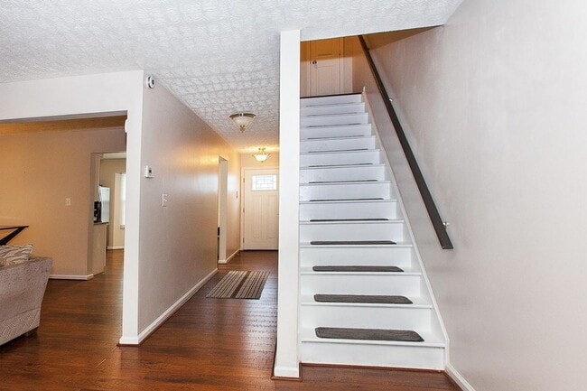 Building Photo - Spacious Williamsburg Townhome with Modern...