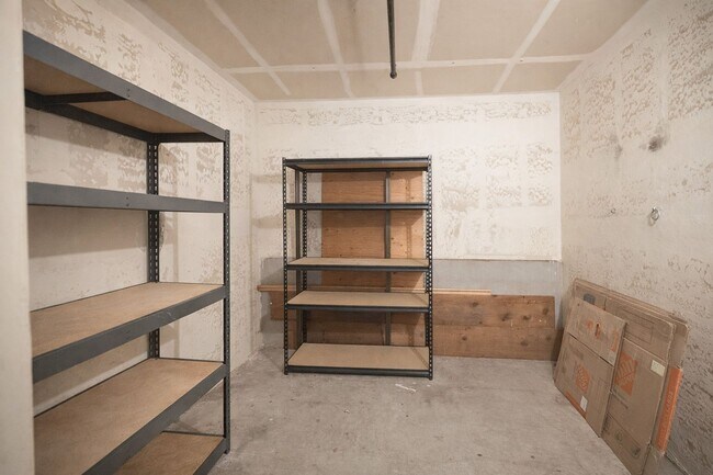 Building Photo - 2 Bedroom Townhome - 1 Block from NPS