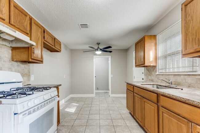 Building Photo - 9310 Forest View St