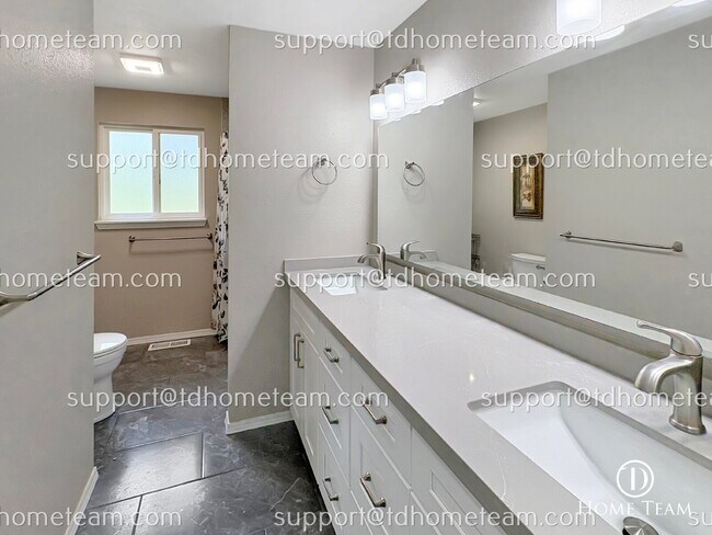 Building Photo - "Spacious 4-Bed Oasis with Granite Touches & Finished Basement in Renton!"