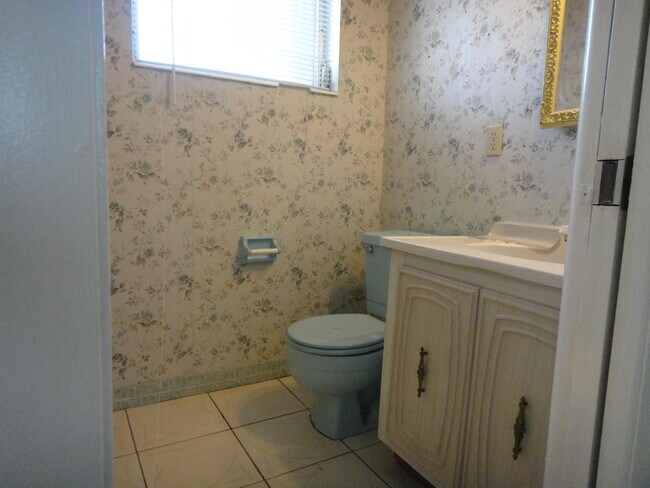 Building Photo - 2527 Emory Dr W