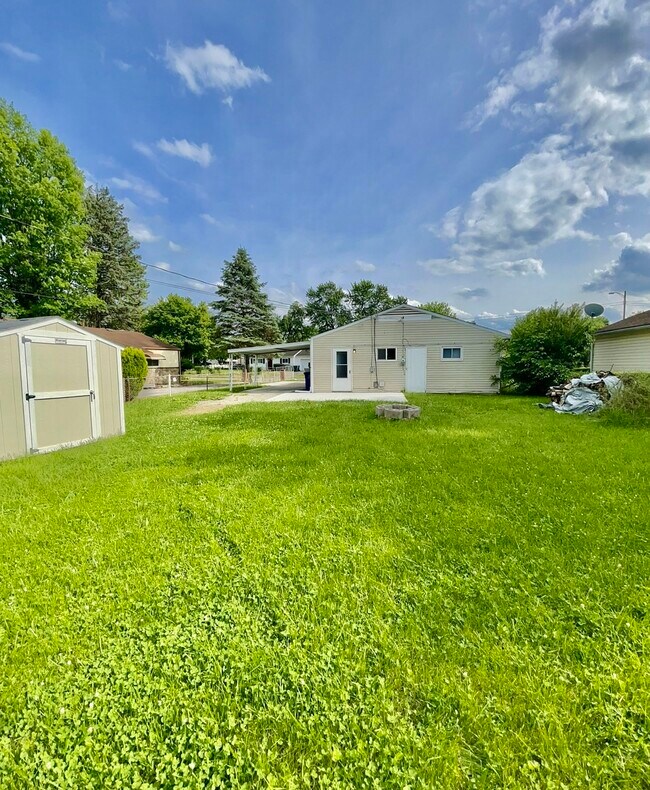 Building Photo - 1382 Southfield Dr S