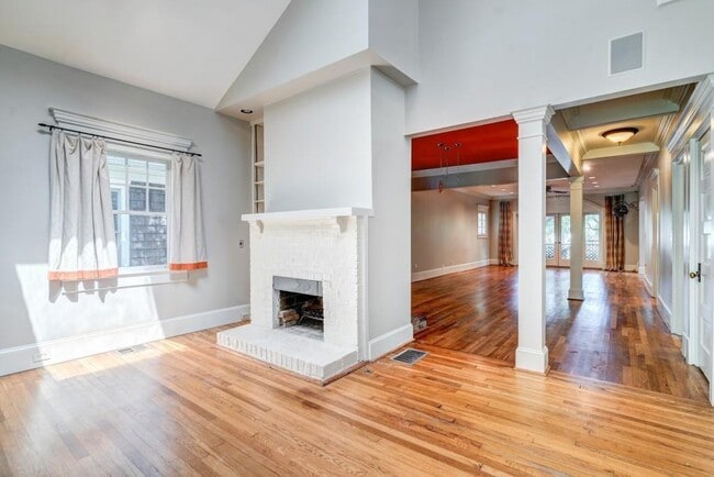 Building Photo - 316 9th St NE