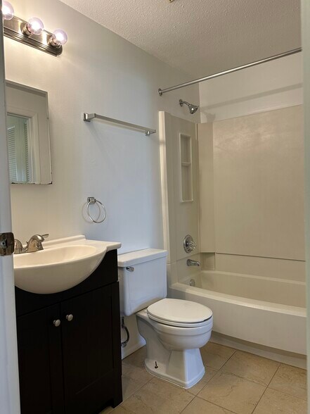 Building Photo - 6005 Black Oak Dr