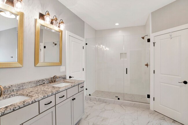 Building Photo - Spacious 2021 home close to beaches and shopping!