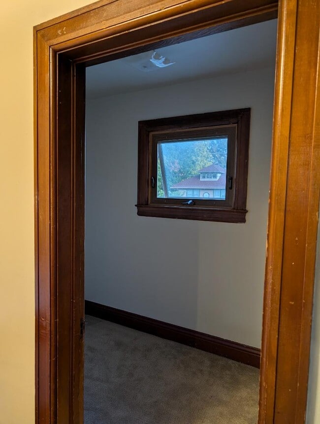 Building Photo - 206 Oak St