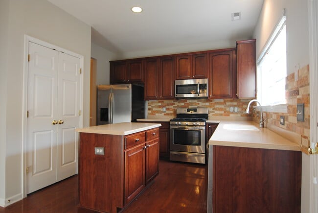 Building Photo - 10722 Edmundson Ave