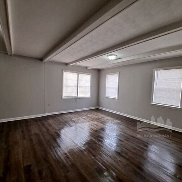 Building Photo - 3743 Lakehurst Dr