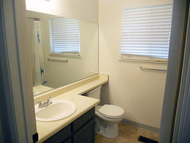 Building Photo - Single story 3 br/2bath/2car Home