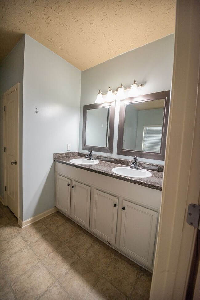 Building Photo - Beautiful home available today!